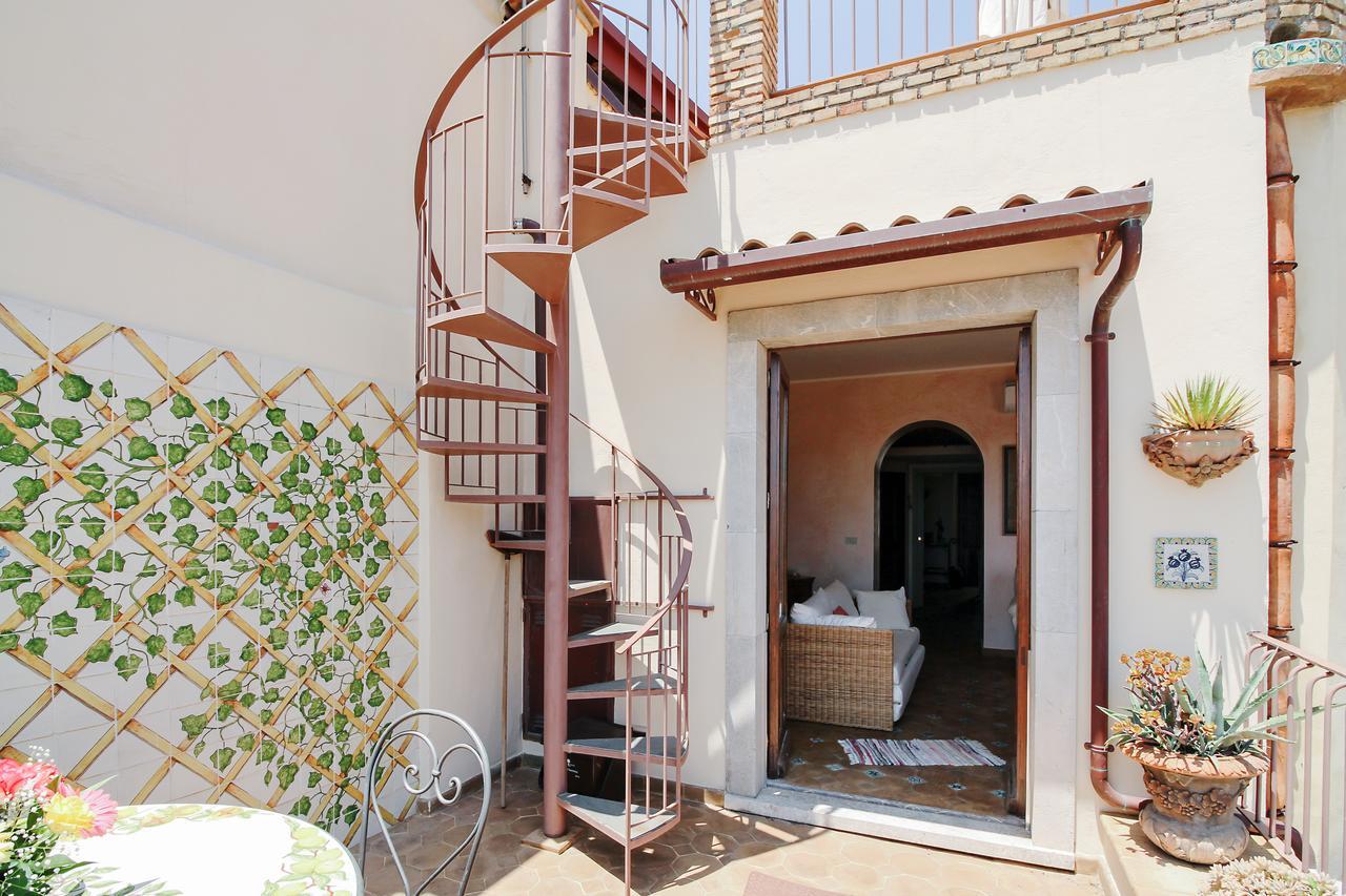 The Charme Of Sicily Apartment ตาออร์มินา ภายนอก รูปภาพ